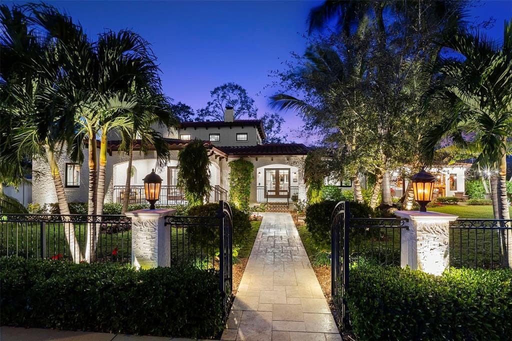 815 15TH AVENUE NE ST PETERSBURG, FL 33704