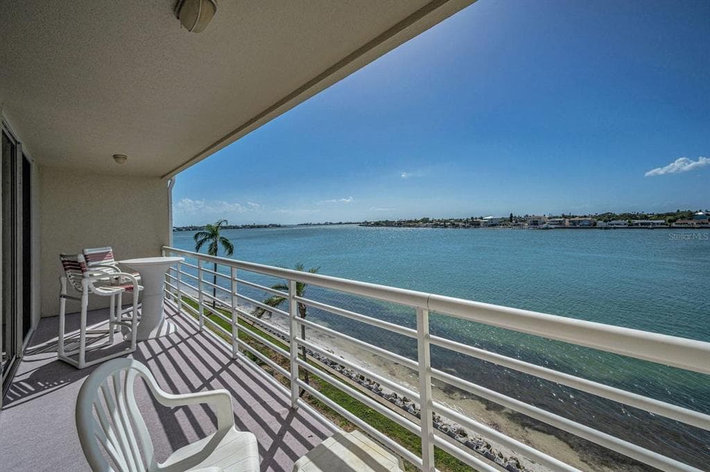 6085 BAHIA DEL MAR CIRCLE UNIT 467 ST PETERSBURG, FL 33715