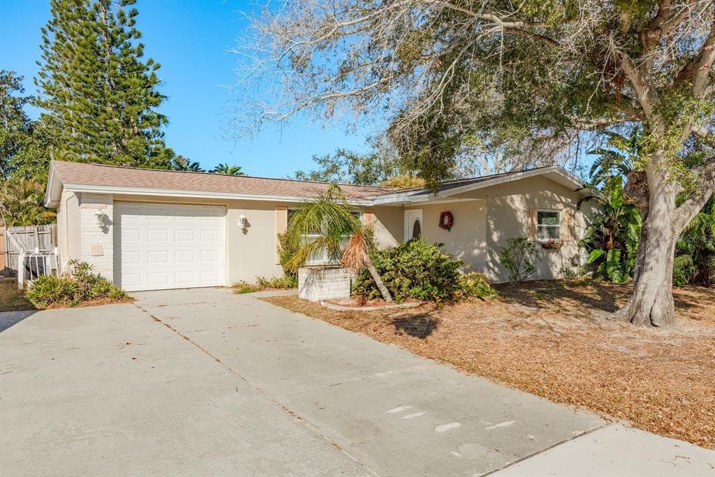 3227 ROCK ROYAL DRIVE HOLIDAY, FL 34691