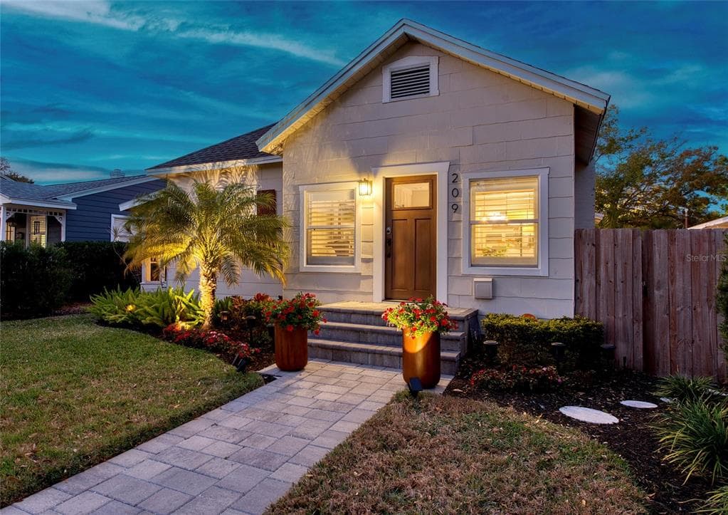 209 35TH AVENUE N ST PETERSBURG, FL 33704