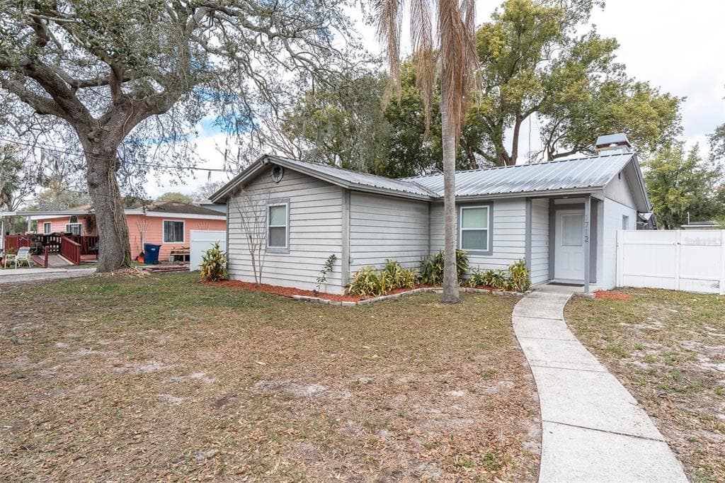 1712 N CLUB COURT TAMPA, FL 33612