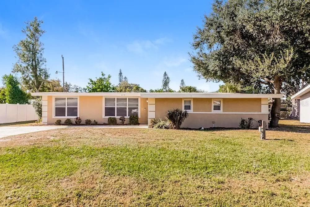 6218 NUTMEG AVENUE SARASOTA, FL 34231