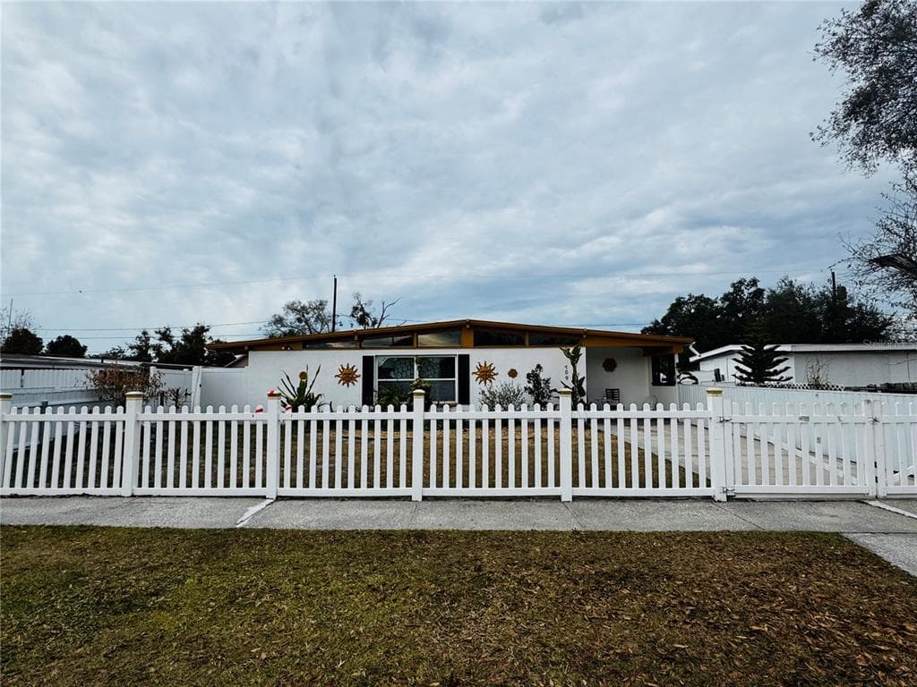 1709 WARRINGTON WAY TAMPA, FL 33619