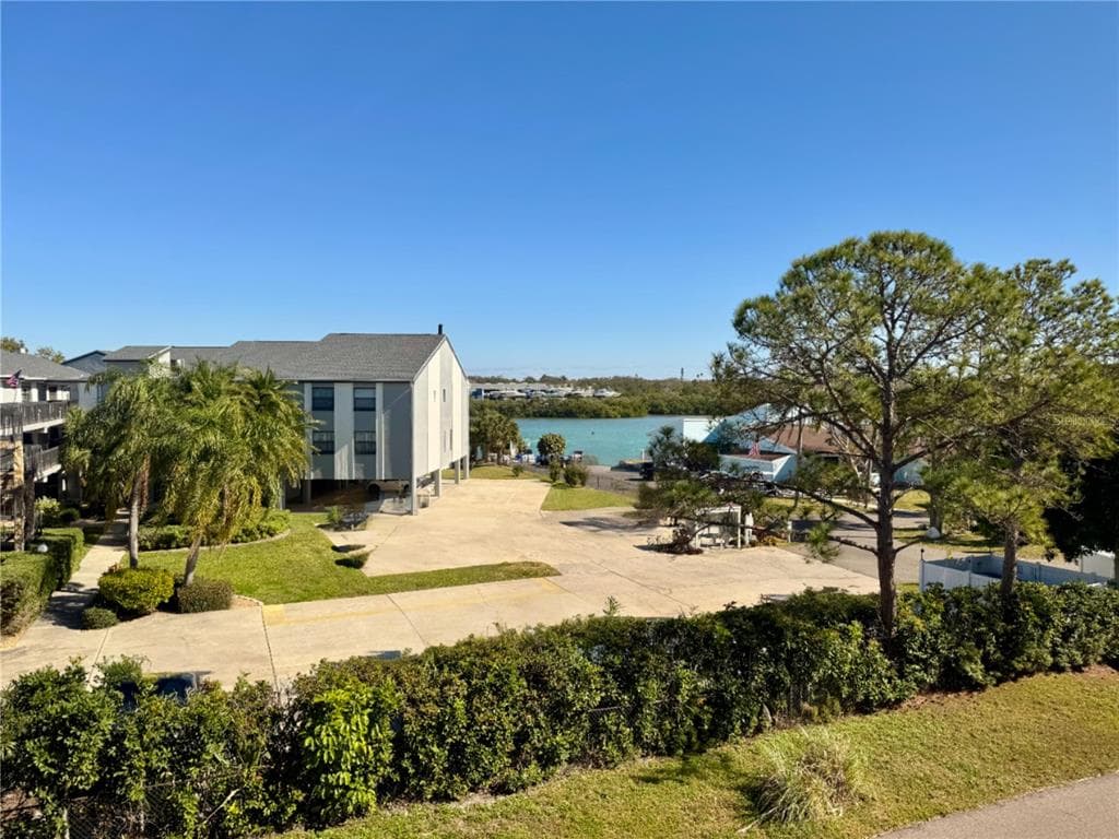 324 WINDRUSH BOULEVARD UNIT 8 INDIAN ROCKS BEACH, FL 33785