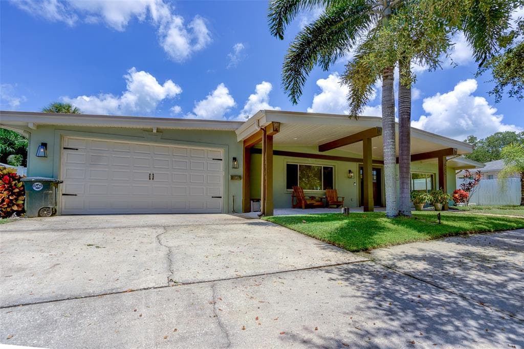 215 GARDEN CIRCLE BELLEAIR, FL 33756