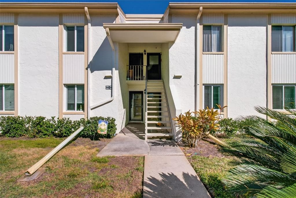 208 CYPRESS COURT OLDSMAR, FL 34677