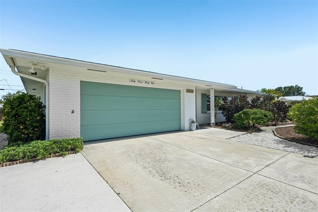6735 KEYSTONE DRIVE SARASOTA, FL 34231