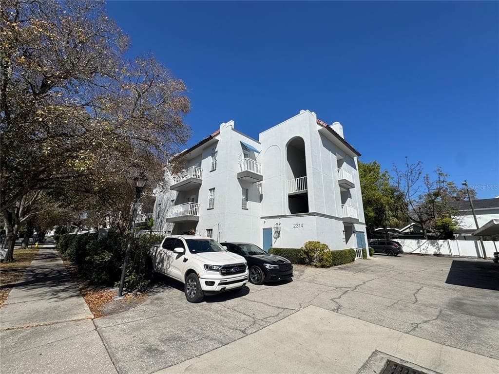 2314 S CLEWIS COURT UNIT 204 TAMPA, FL 33629