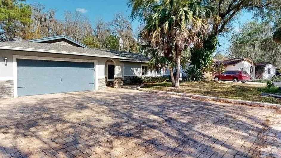 9016 HOGANS BEND TAMPA, FL 33647