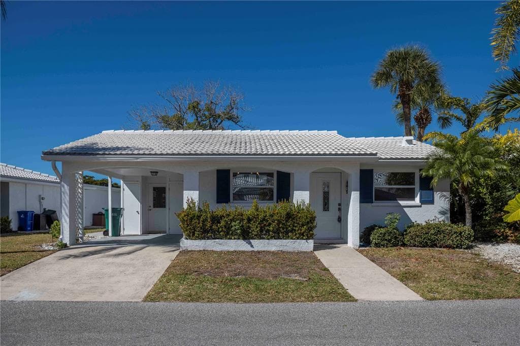563 SPANISH DRIVE S LONGBOAT KEY, FL 34228