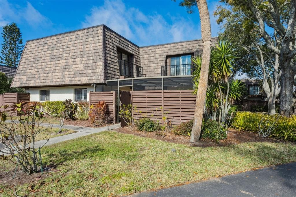 15338 E POND WOODS DRIVE UNIT 15338 TAMPA, FL 33618