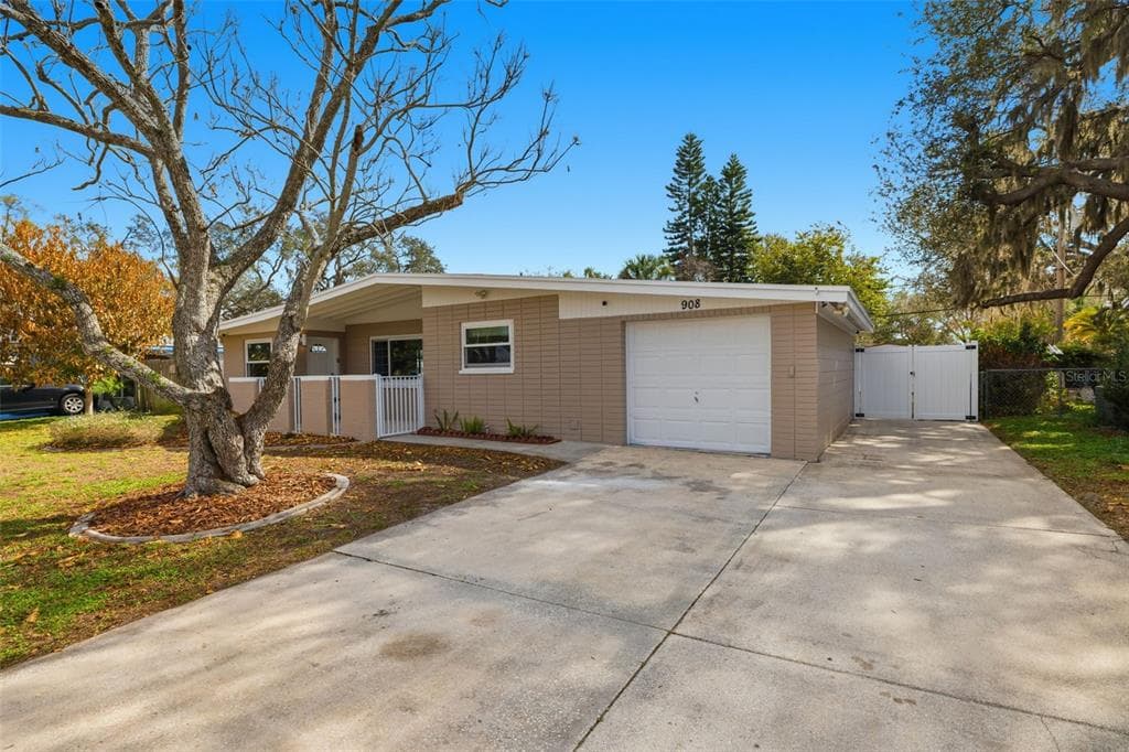 908 HARDY DRIVE TAMPA, FL 33613