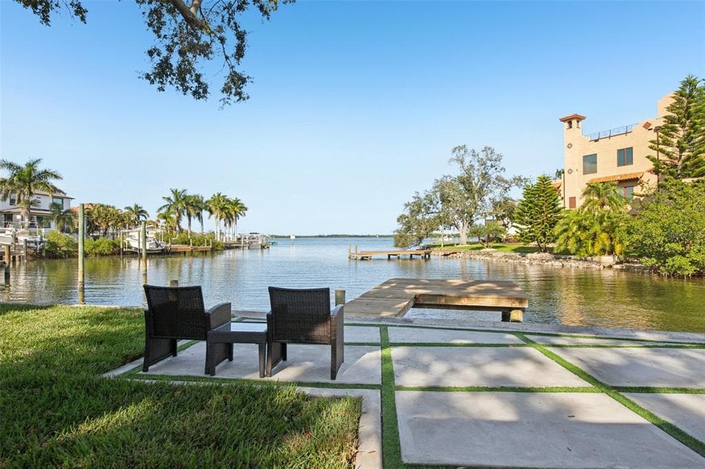 1739 BAYOU GRANDE BOULEVARD NE ST PETERSBURG, FL 33703