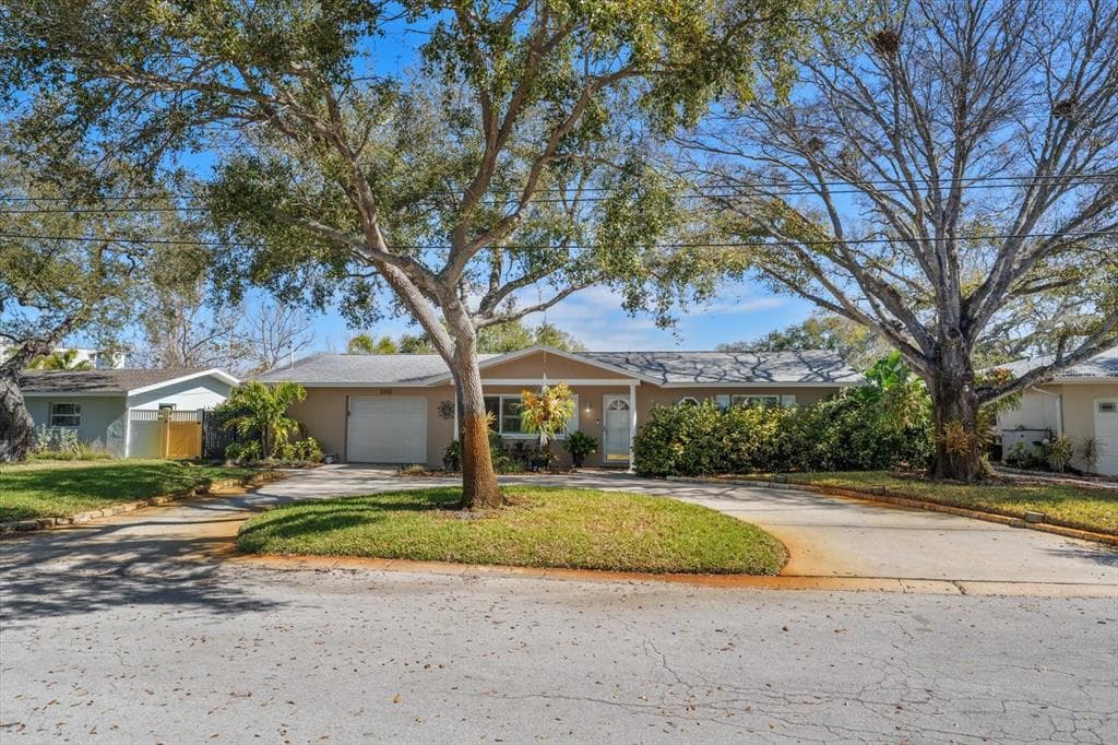 2233 SUNSET CIRCLE LARGO, FL 33774