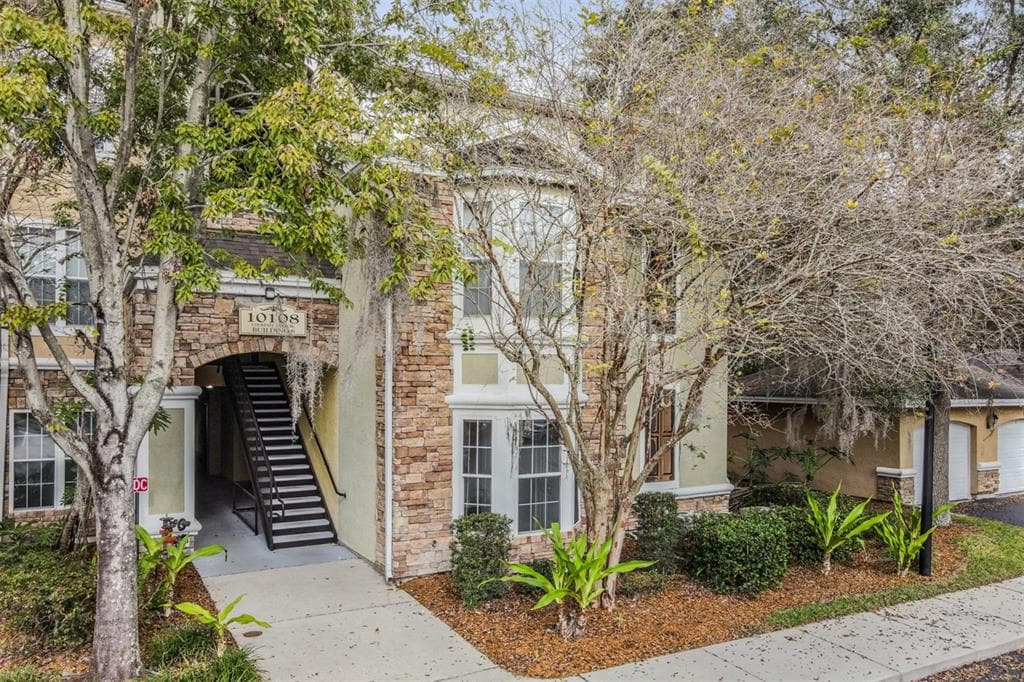 10108 COURTNEY OAKS CIRCLE UNIT 101 TAMPA, FL 33619