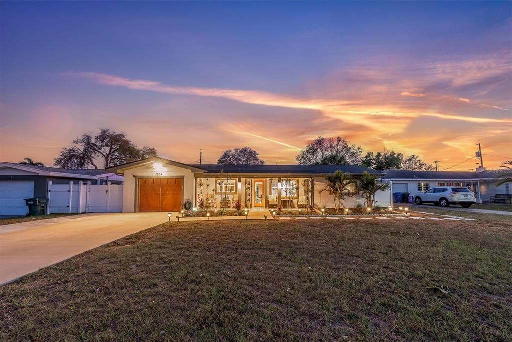 2534 MINEOLA DRIVE S LARGO, FL 33770