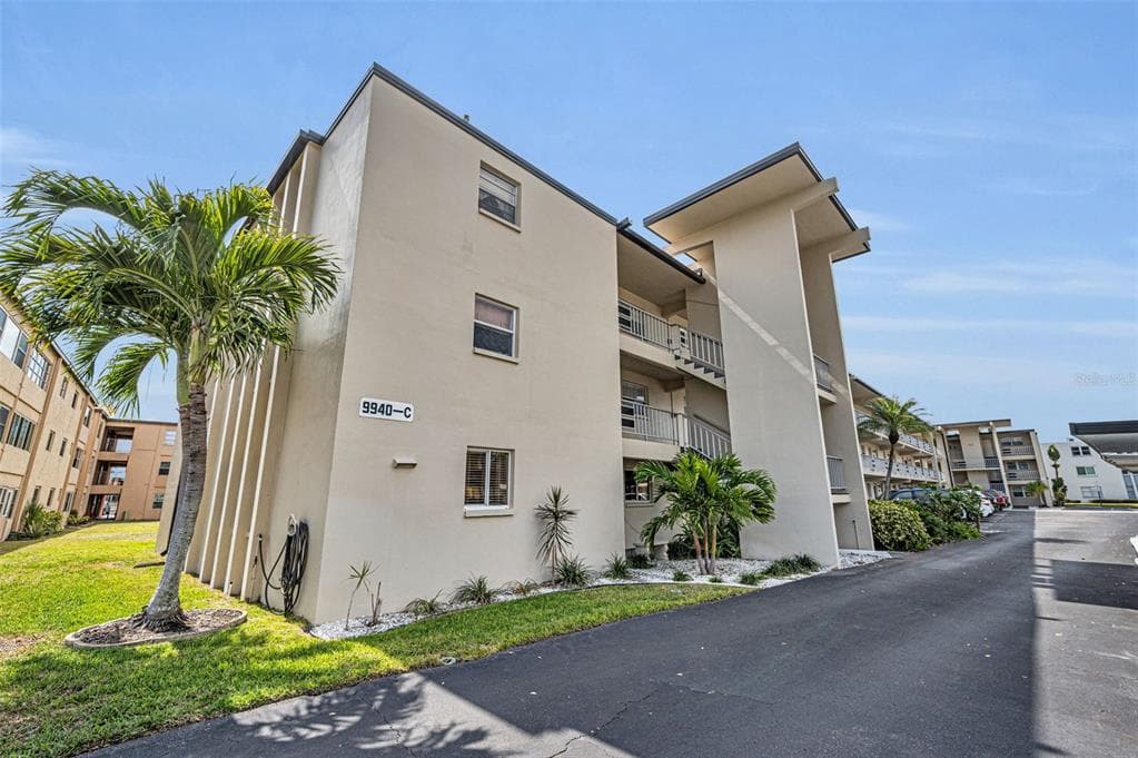 9940 47TH AVENUE N UNIT 105 ST PETERSBURG, FL 33708