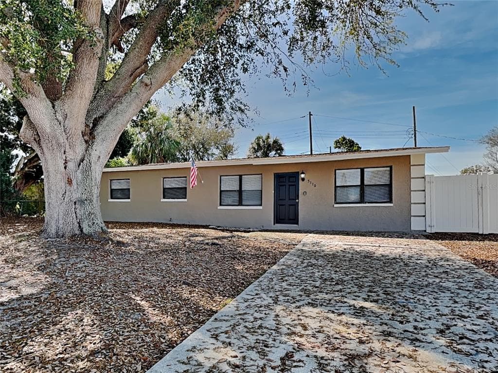 5110 CREST HILL DRIVE TAMPA, FL 33615