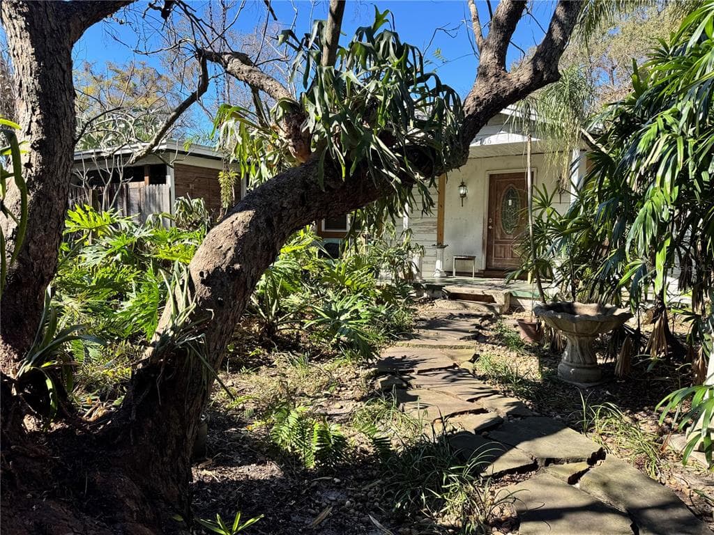 8716 N TEMPLE AVENUE TAMPA, FL 33617