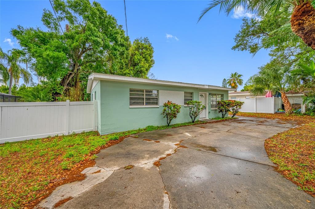 327 BARBARA CIRCLE BELLEAIR, FL 33756