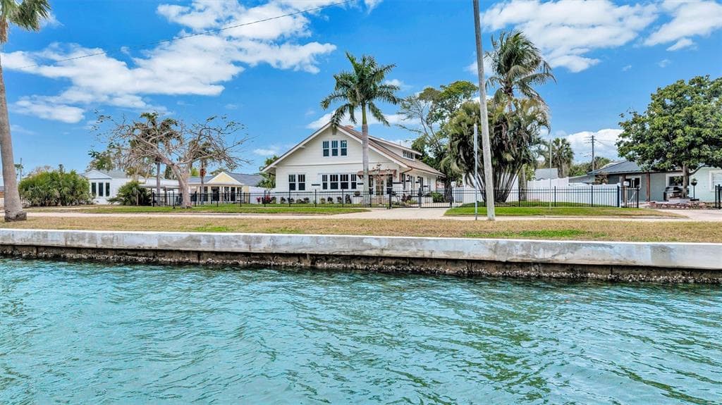3925 SUNRISE DRIVE S ST PETERSBURG, FL 33705