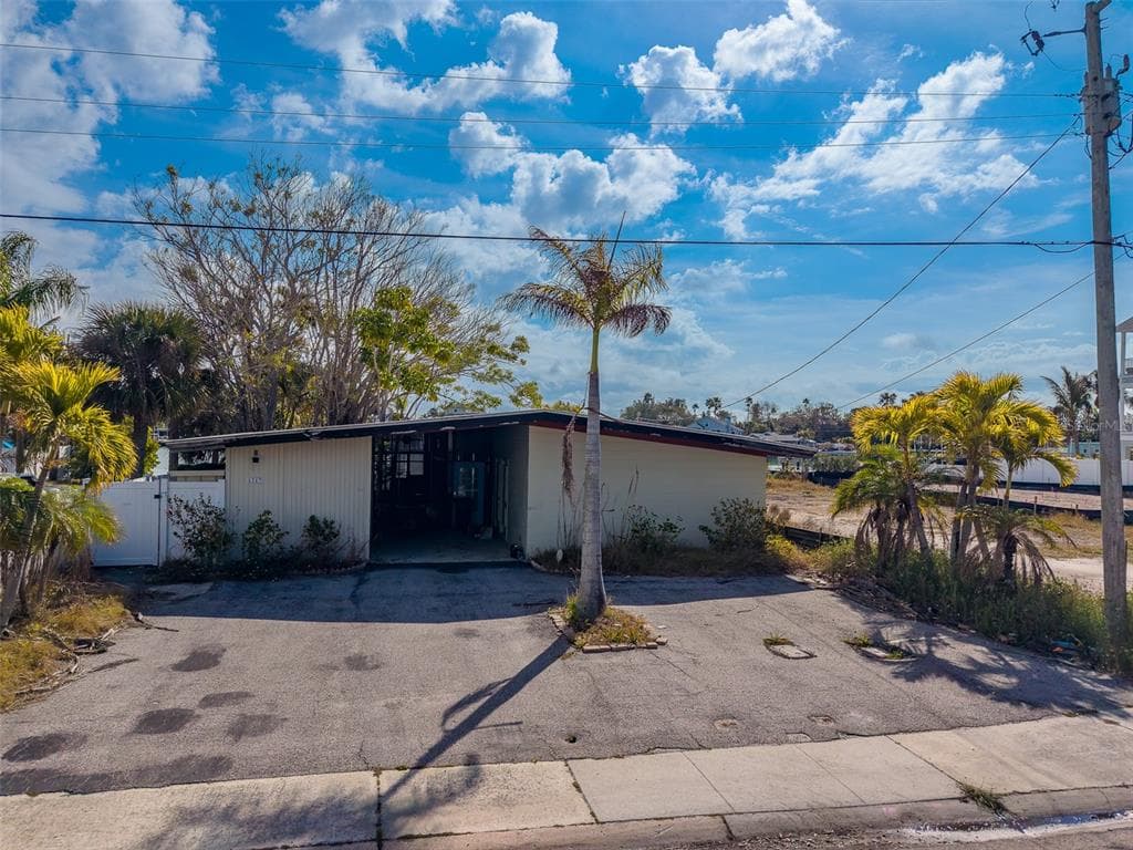 1217 BAY SHORE BOULEVARD INDIAN ROCKS BEACH, FL 33785