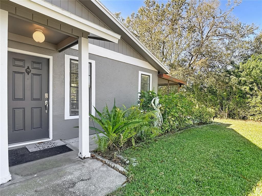 10121 LAKE OAK CIRCLE TAMPA, FL 33624