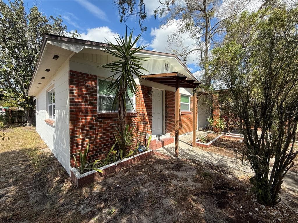 1102 E HUMPHREY STREET TAMPA, FL 33604