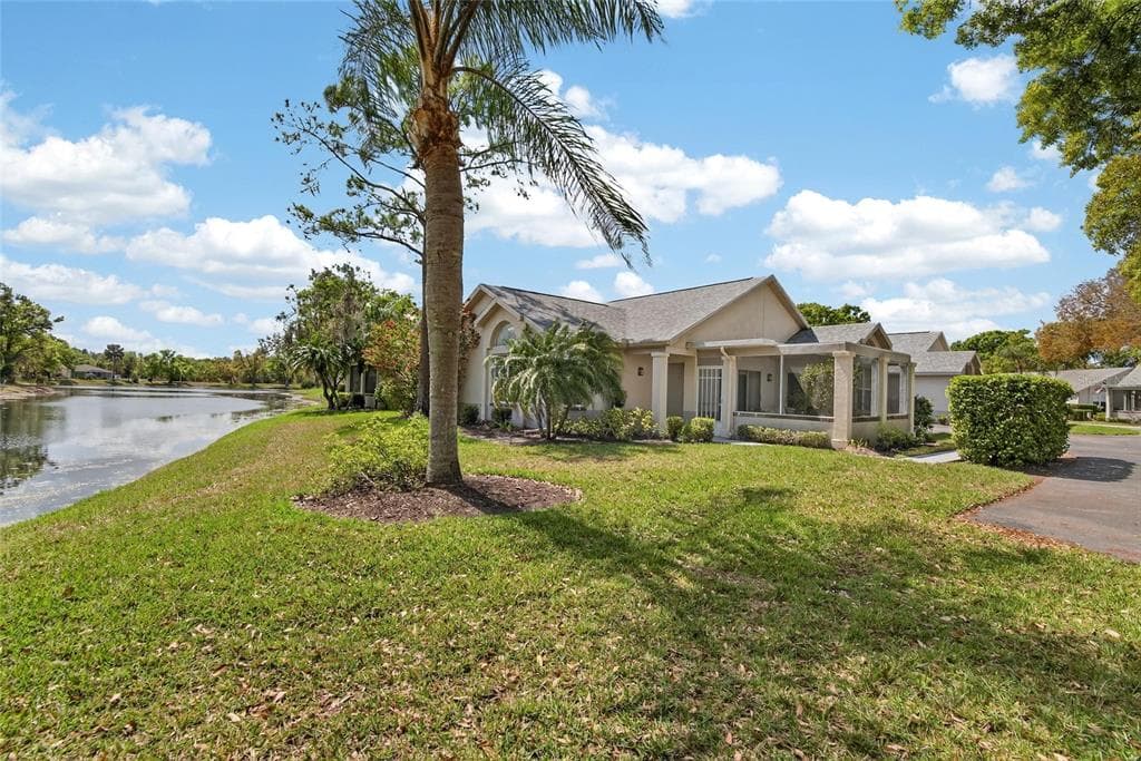 1122 GOLFVIEW WOODS DRIVE UNIT 1122 SUN CITY CENTER, FL 33573