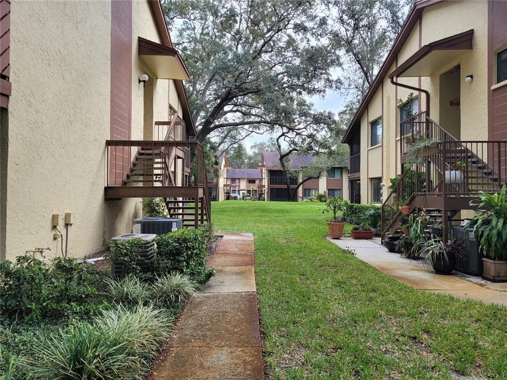 506 MISTLETOE COURT UNIT B SAFETY HARBOR, FL 34695