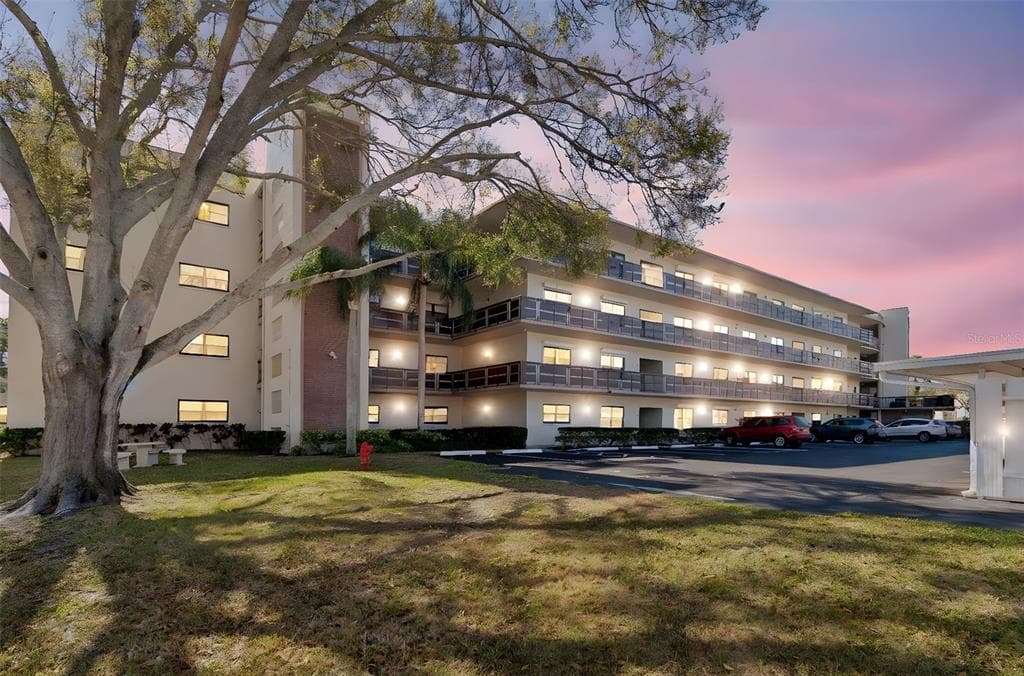 8199 TERRACE GARDEN DRIVE N UNIT 114 ST PETERSBURG, FL 33709