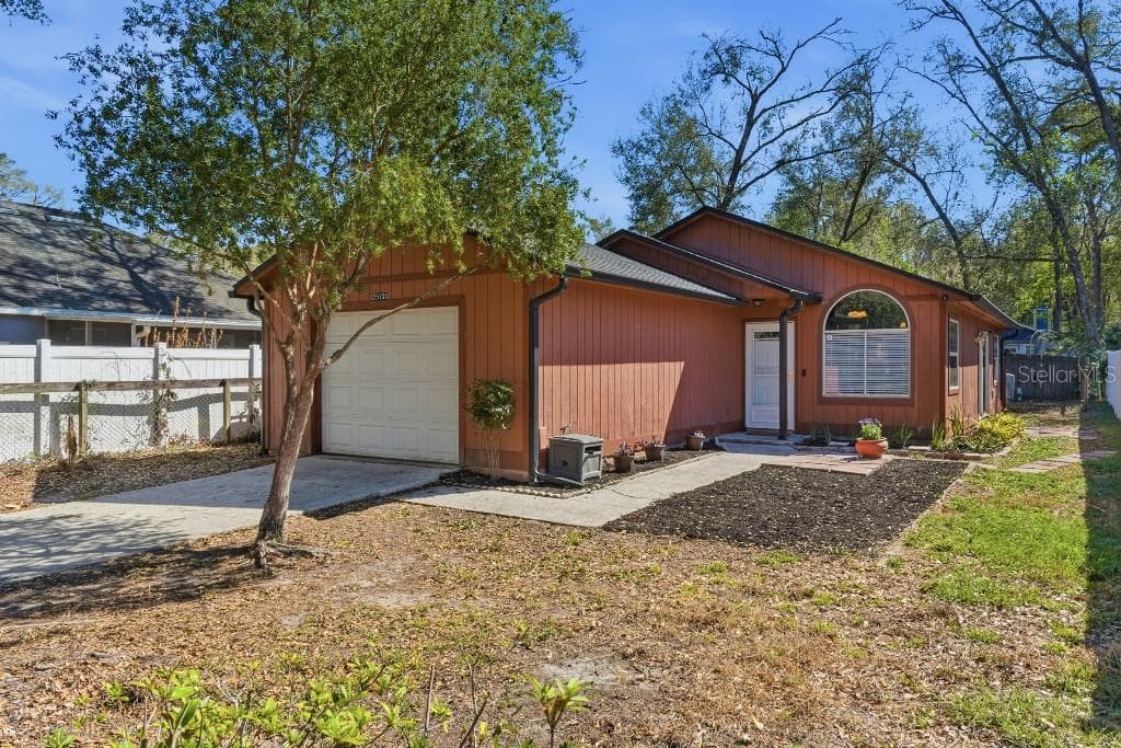 25130 ENSLEY ROAD SORRENTO, FL 32776