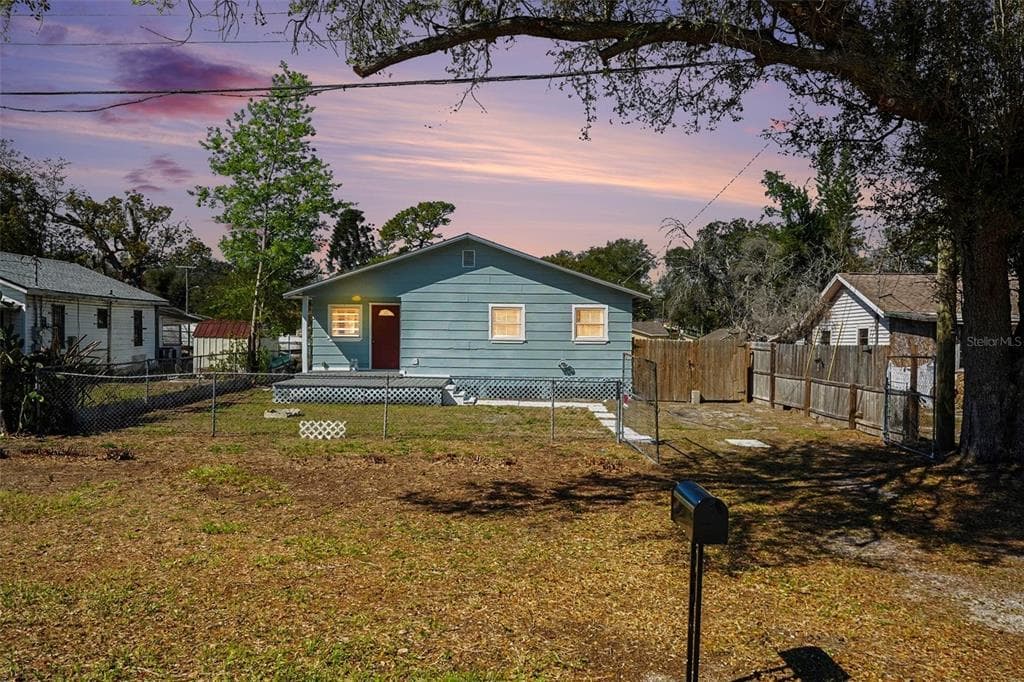 8902 EL PORTAL DRIVE TAMPA, FL 33604