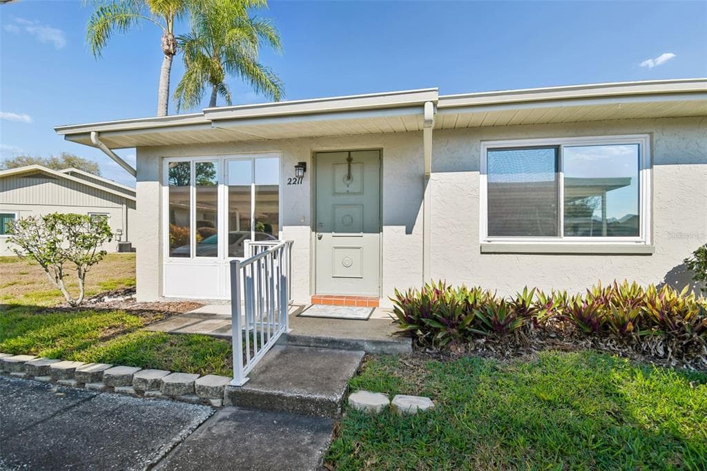 2211 GRENADIER DRIVE UNIT 140 SUN CITY CENTER, FL 33573