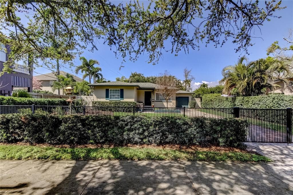 218 APPIAN WAY NE ST PETERSBURG, FL 33704