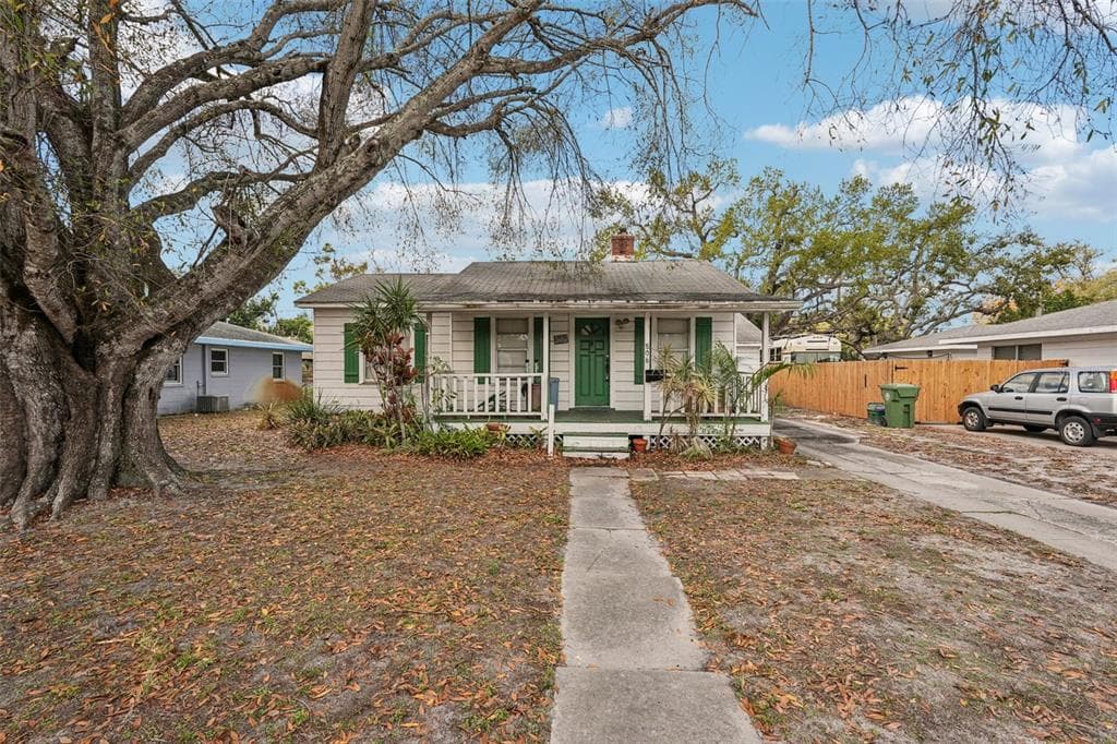 806 33RD STREET COURT W BRADENTON, FL 34205