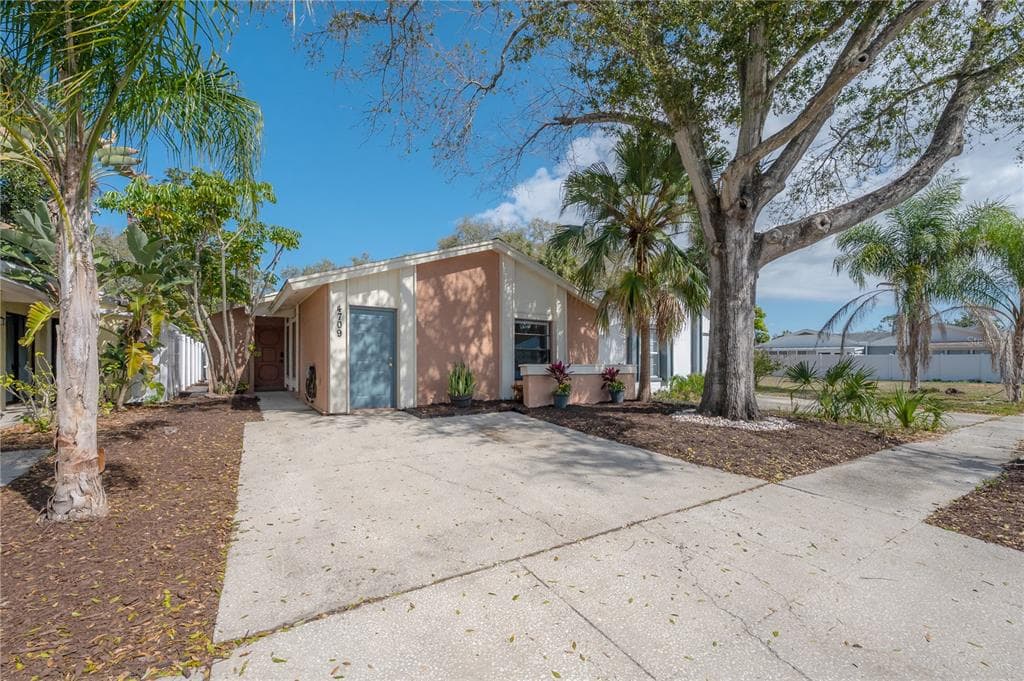 4709 GLENAIRE COURT TAMPA, FL 33624
