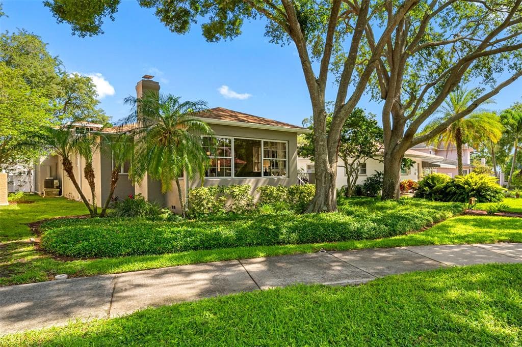 205 25TH AVENUE NE ST PETERSBURG, FL 33704
