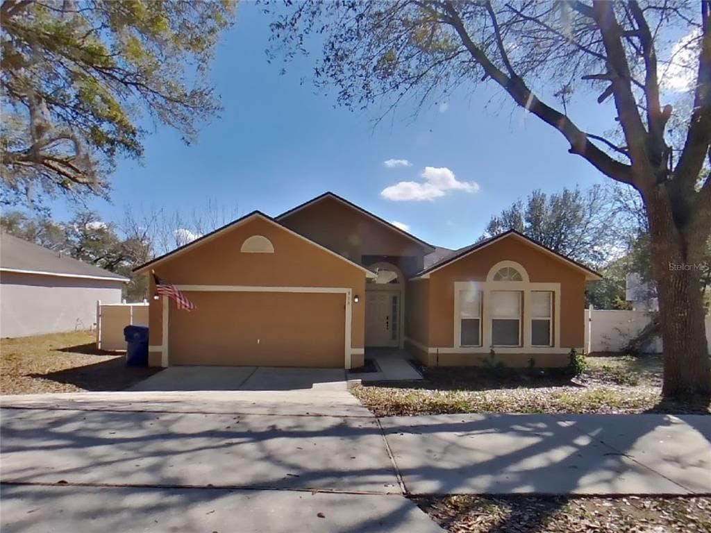 916 JAYHIL DRIVE MINNEOLA, FL 34715