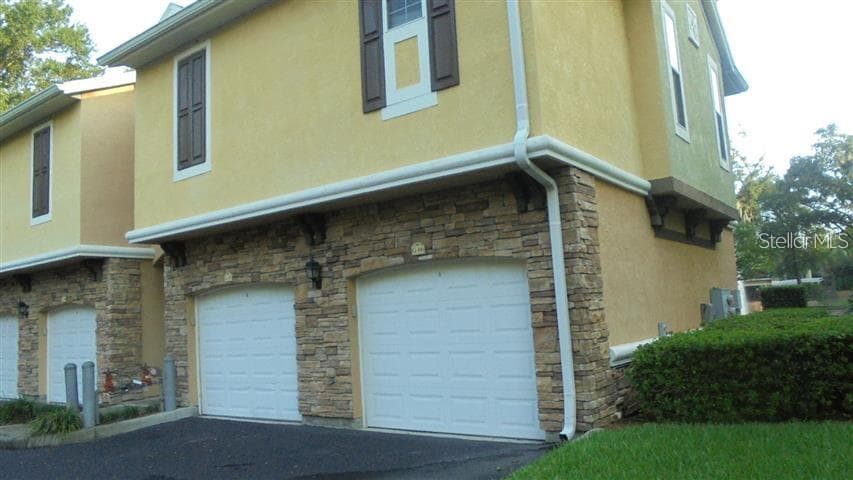 10102 COURTNEY OAKS CIRCLE UNIT 202 TAMPA, FL 33619
