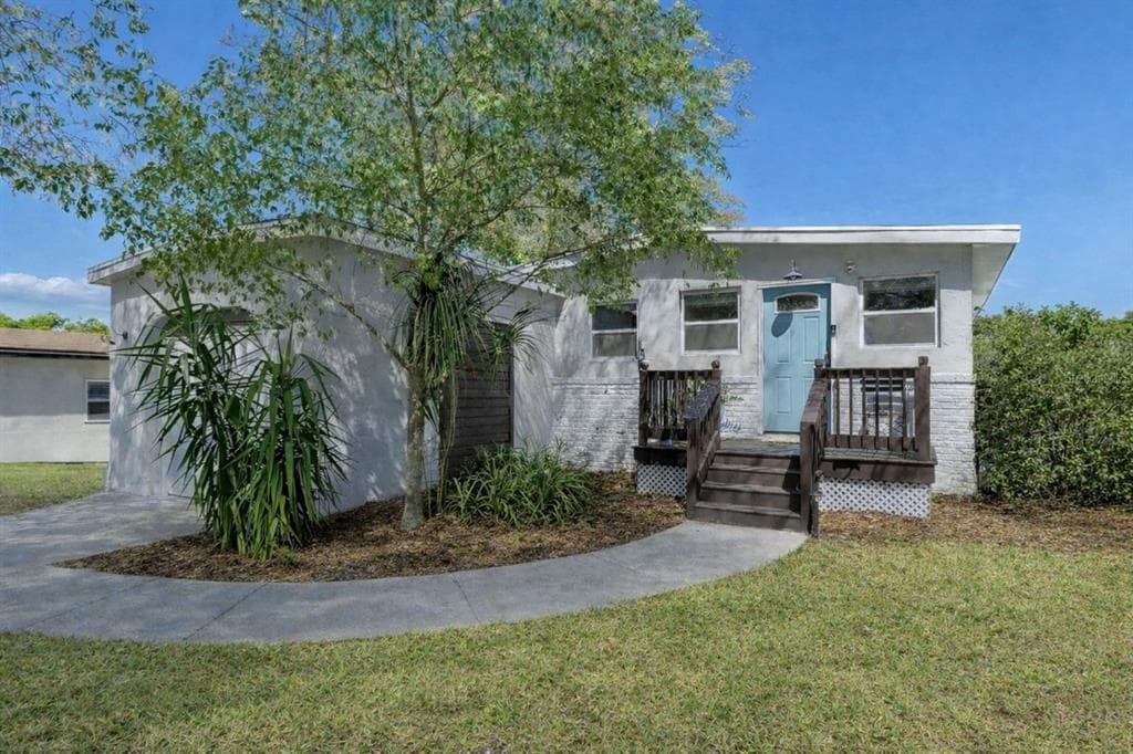 4611 W PAXTON AVENUE TAMPA, FL 33611