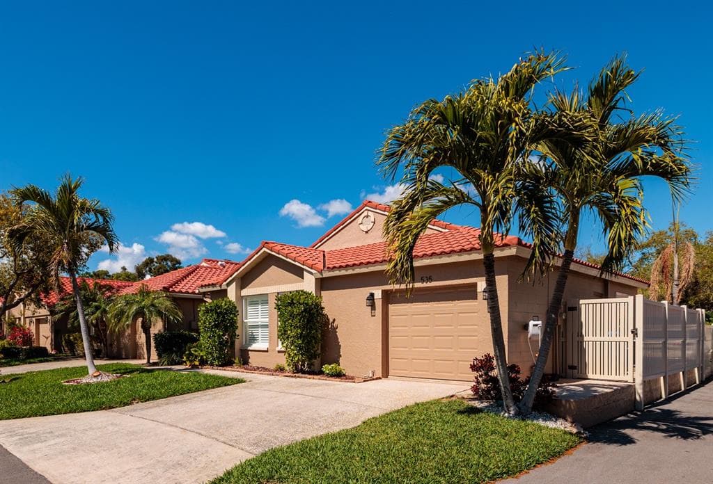 535 ST TROPEZ CIRCLE NE ST PETERSBURG, FL 33703