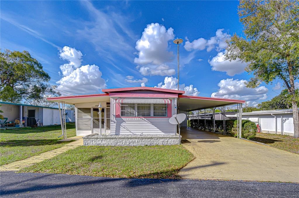 37427 HAMMOND DRIVE ZEPHYRHILLS, FL 33541