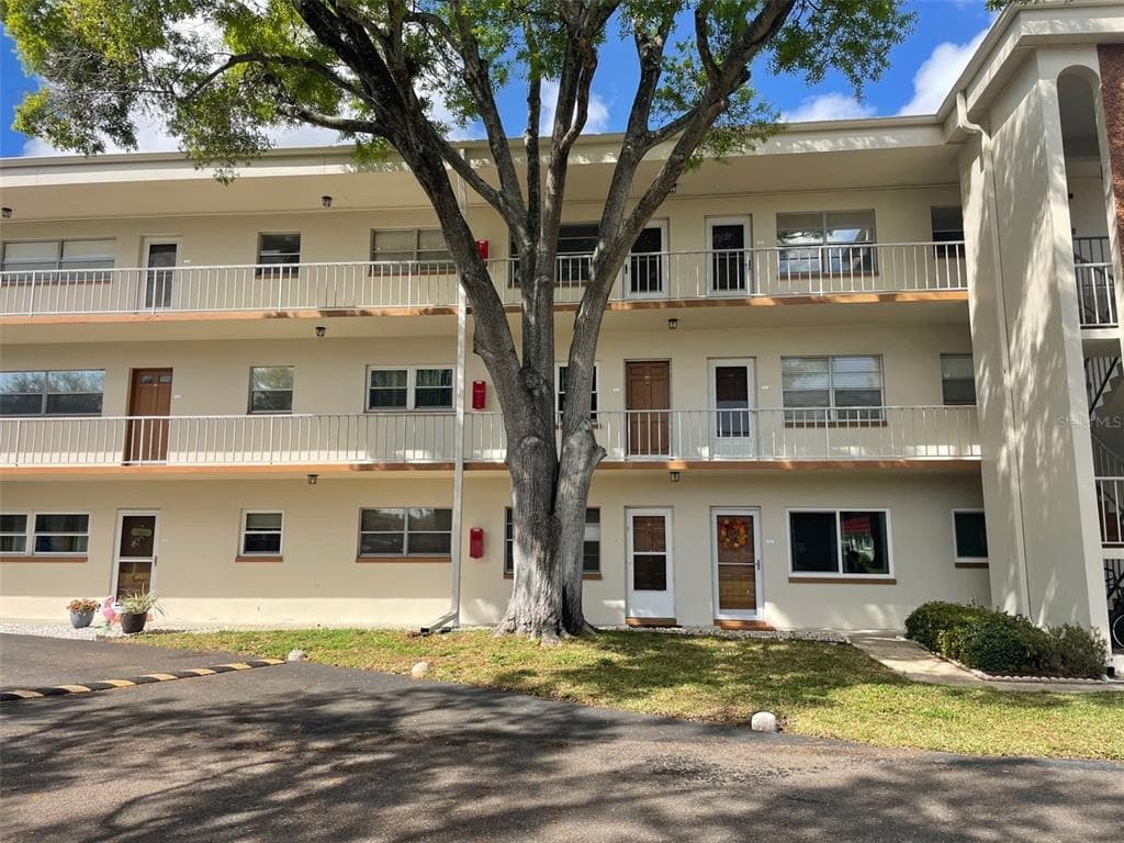 5880 38TH AVENUE N UNIT 209 ST PETERSBURG, FL 33710