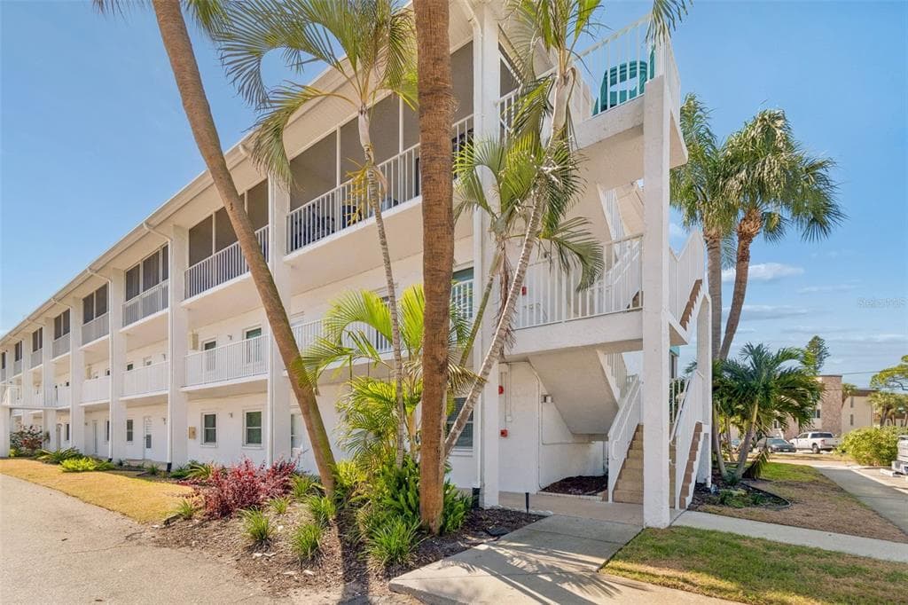 4920 38TH WAY S UNIT 101 ST PETERSBURG, FL 33711
