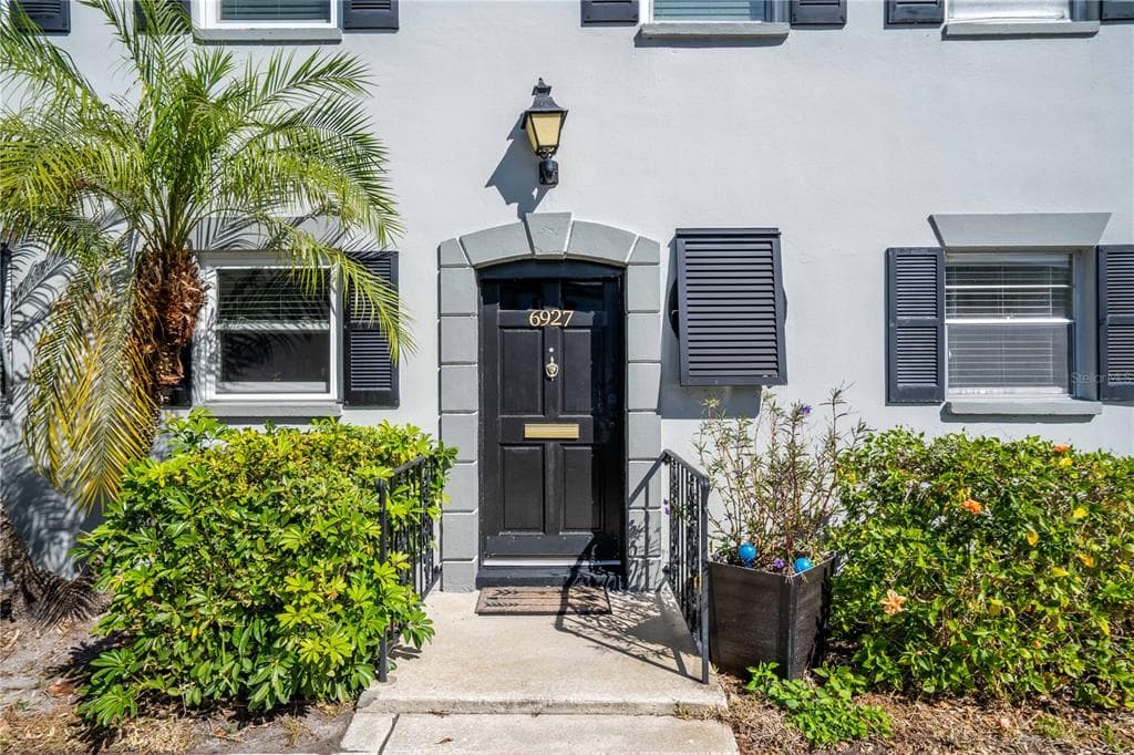 6927 PLACE DE LA PAIX UNIT 6927 ST PETERSBURG, FL 33707