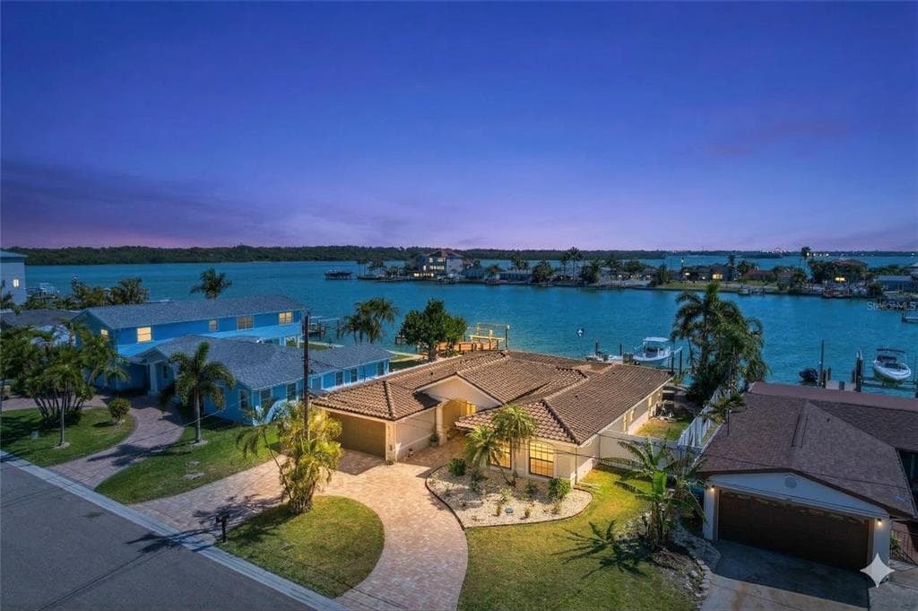 565 CRYSTAL DRIVE MADEIRA BEACH, FL 33708