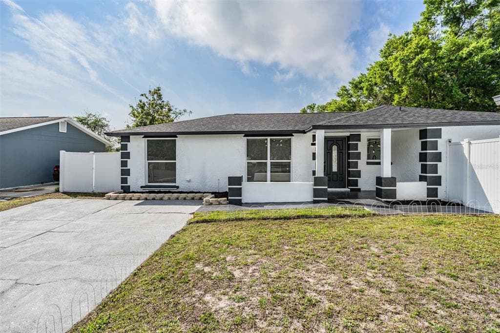 8702 FRIENDSHIP COURT TAMPA, FL 33634
