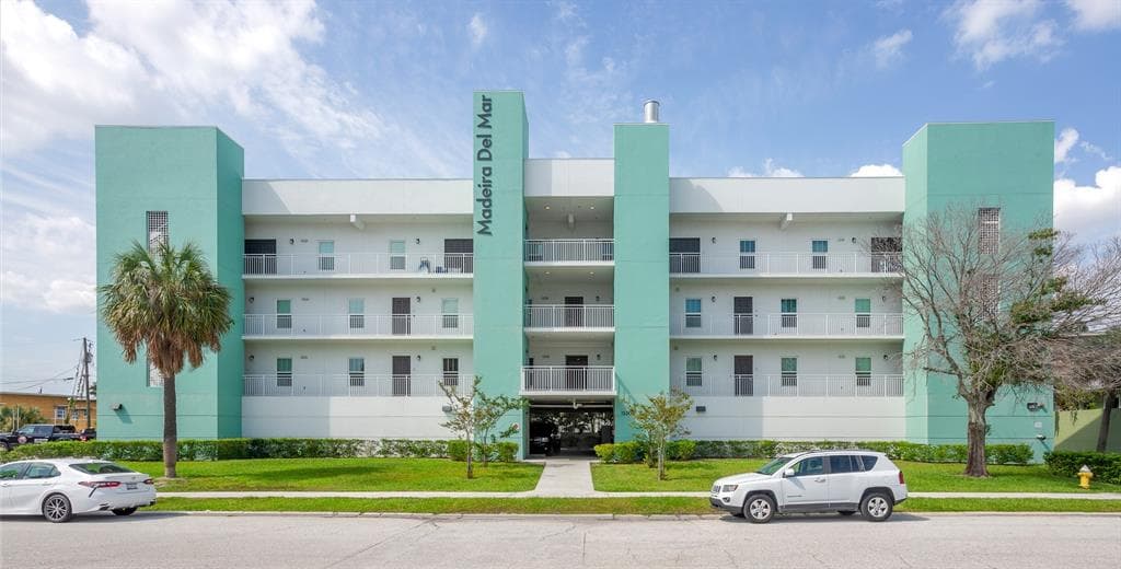 15305 1ST STREET E UNIT 202 MADEIRA BEACH, FL 33708