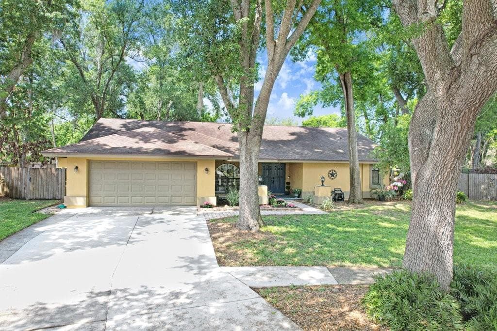504 TRIPLE CROWN COURT SEFFNER, FL 33584